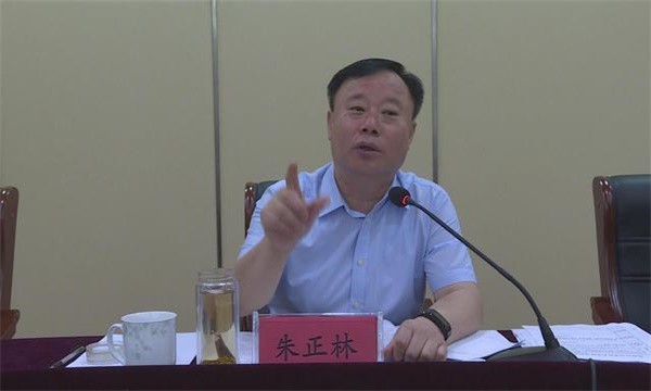 县委常委,副县长李恩主持会议,副县长刘志华传达了《山东省人民政府